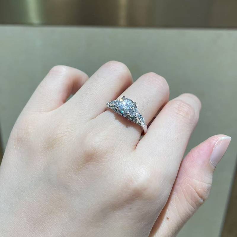 轻奢四爪女戒S925银镀白金定制选款主石莫桑钻1.0ct/副石高碳钻